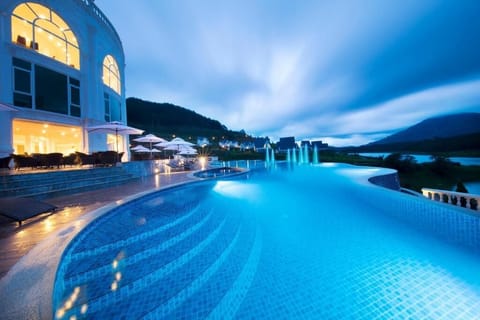 Outdoor pool, pool umbrellas, sun loungers