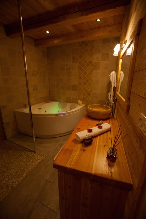 Double Room, Non Smoking, Hot Tub (Melezin) | Individually decorated, individually furnished, soundproofing