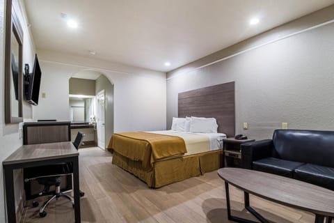 Desk, soundproofing, iron/ironing board, free WiFi