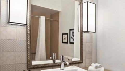 Bathtub, free toiletries, hair dryer, towels