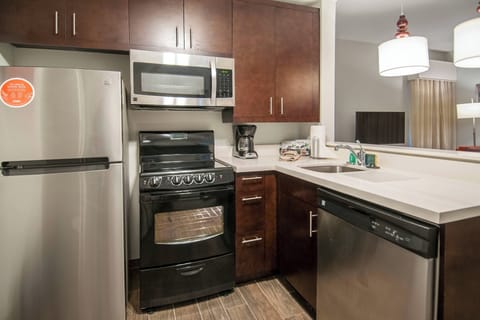 Suite, 2 Bedrooms | Premium bedding, desk, iron/ironing board, free cribs/infant beds