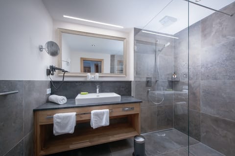 Junior Suite, Mountain View, Mountainside (Minze) | Bathroom | Free toiletries, hair dryer, bathrobes, towels