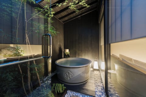 Luxury Townhome, Non Smoking | Garden