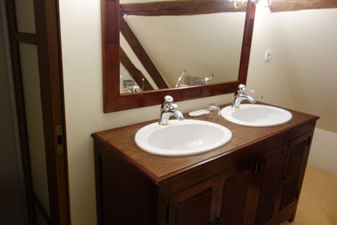 Family Room, Non Smoking | Bathroom sink