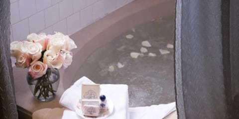 Pulaski | Iron/ironing board, free WiFi, bed sheets