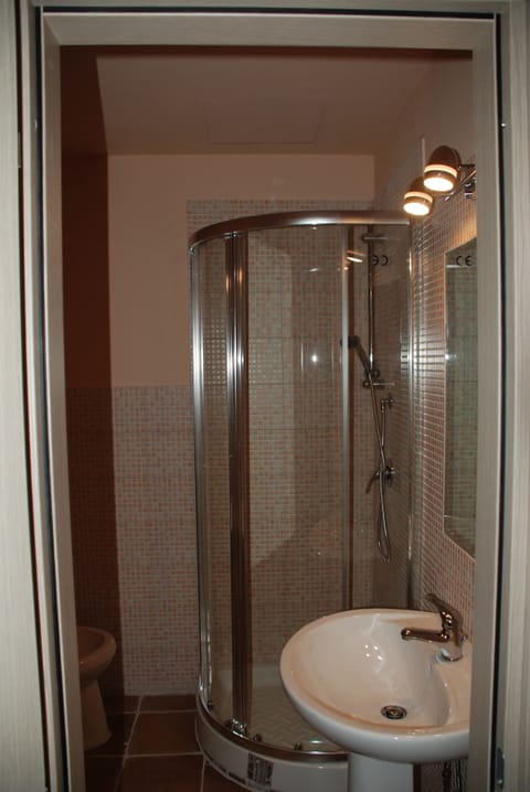Triple Room | Bathroom | Shower, free toiletries, hair dryer, bidet