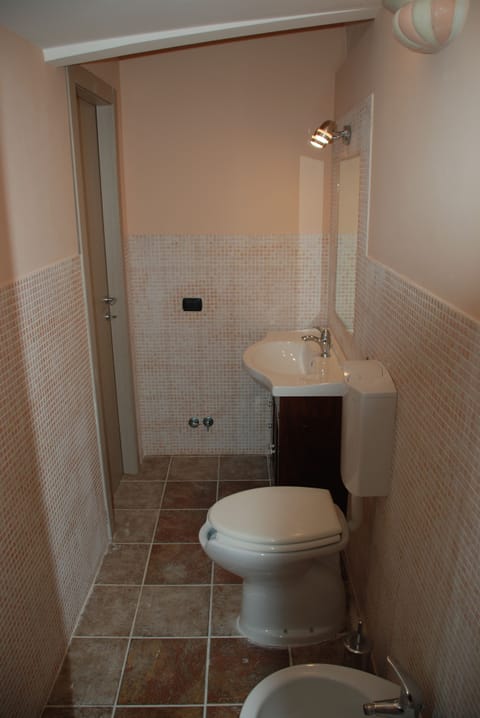 Double or Twin Room | Bathroom | Shower, free toiletries, hair dryer, bidet