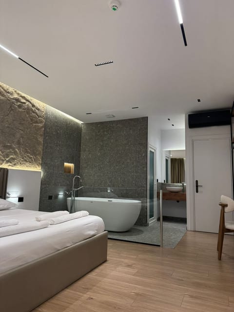 Luxury Suite | Desk, blackout drapes, iron/ironing board (on request), WiFi (free)