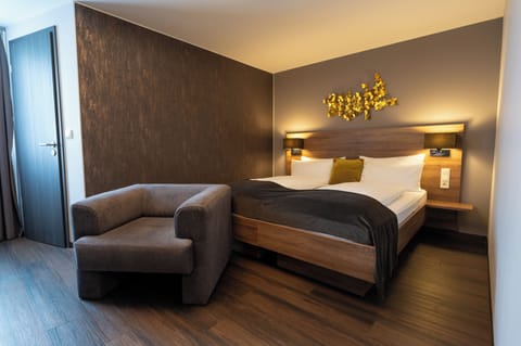 Classic Double Room, Non Smoking | Minibar, desk, blackout drapes, soundproofing