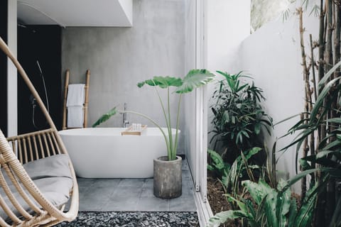 Grand Room | Deep soaking bathtub