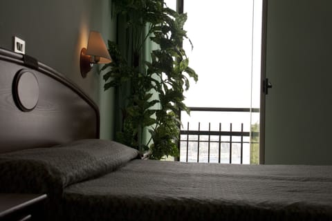 Minibar, desk, cribs/infant beds, bed sheets