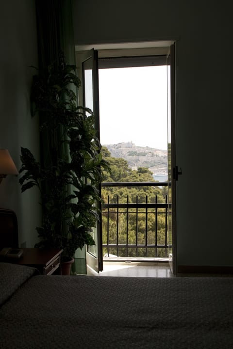 Minibar, desk, cribs/infant beds, bed sheets