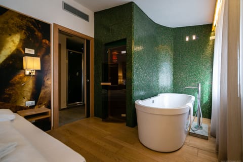 Luxury Studio Suite | Jetted tub