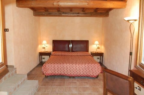 Standard Apartment | Desk, bed sheets