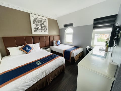 Family Triple Room, Multiple Beds, Non Smoking | Premium bedding, down comforters, Select Comfort beds