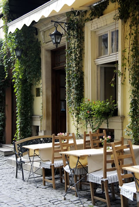 2 restaurants; breakfast, lunch, and dinner served