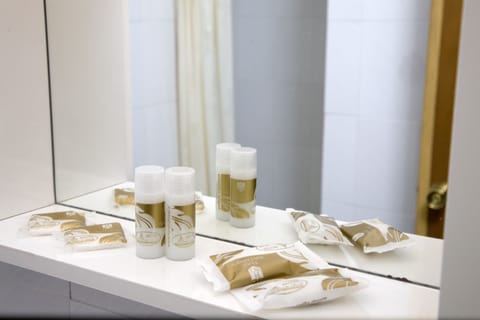 Shower, rainfall showerhead, free toiletries, bathrobes