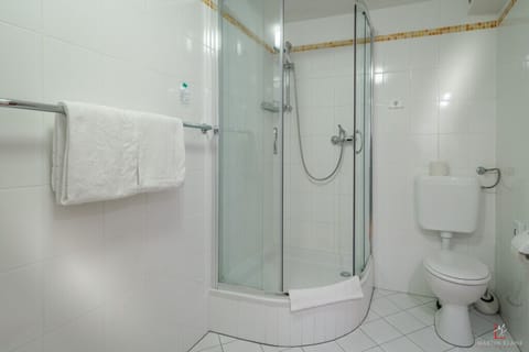Double Room | Bathroom | Shower, hair dryer, towels