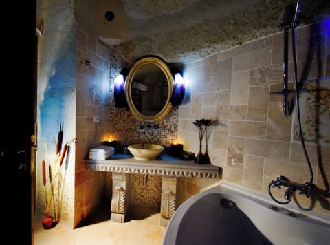 Standard Economy Arch Twin Room | Bathroom | Jetted tub, designer toiletries, hair dryer, bathrobes