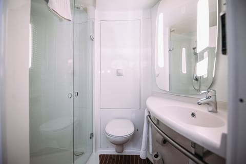 Room, 1 Double Bed, Accessible (Accessible) | Bathroom | Shower, eco-friendly toiletries, hair dryer, towels