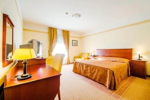 Comfort Double Room, 1 Queen Bed, Non Smoking, Partial Ocean View (with King Bed) | Minibar, in-room safe, desk, laptop workspace