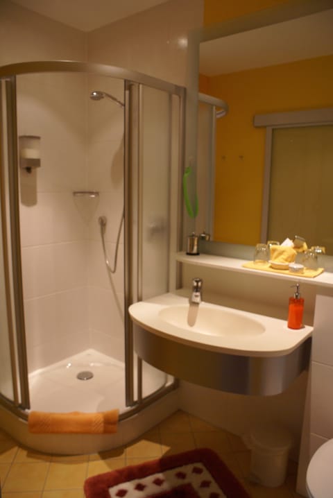 Shower, rainfall showerhead, free toiletries, hair dryer