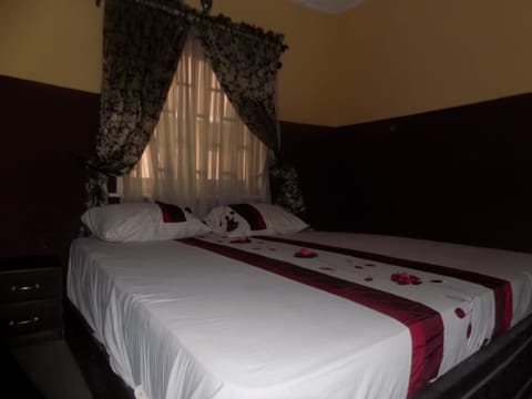 Exclusive Double Room | Blackout drapes, cribs/infant beds, bed sheets