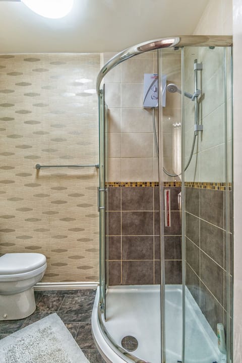 Studio, 1 Double Bed | Bathroom | Shower, free toiletries, hair dryer, towels