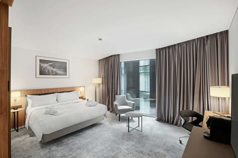 Deluxe Room, 1 King Bed | In-room safe, desk, laptop workspace, blackout drapes