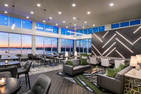 2 bars/lounges, cocktail bar