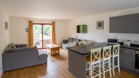 Standard Apartment, 3 Bedrooms, Hot Tub (Sleeps 6) | Egyptian cotton sheets, premium bedding, iron/ironing board, free WiFi