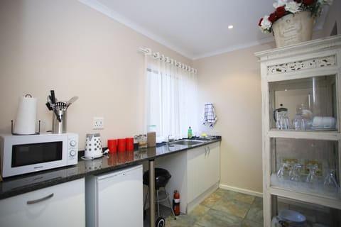 Luxury Apartment, 2 Bedrooms | Private kitchenette | Coffee/tea maker, cookware/dishes/utensils