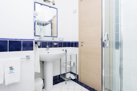 Deluxe Double Room, 1 Queen Bed, Balcony | Bathroom | Free toiletries, hair dryer, bidet, towels