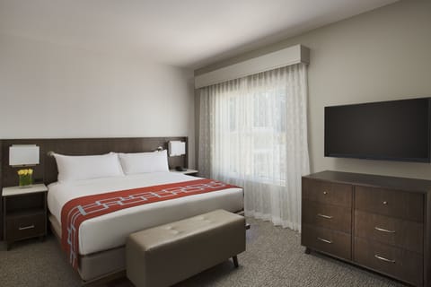 Studio Suite | In-room safe, desk, blackout drapes, iron/ironing board