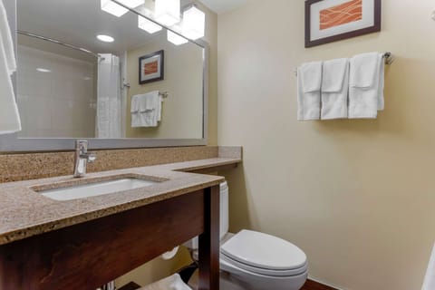 Combined shower/tub, hair dryer, towels