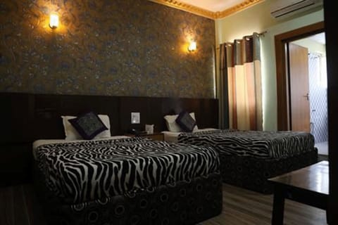 Deluxe Double or Twin Room, Non Smoking | Desk, free WiFi