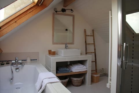 Room (Marjolaine) | Bathroom | Rainfall showerhead, free toiletries, hair dryer, bathrobes