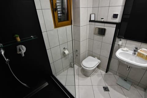 Hydromassage showerhead, designer toiletries, hair dryer, bathrobes