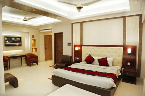 In-room safe, laptop workspace, blackout drapes, soundproofing