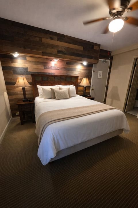 Deluxe Suite | In-room safe, iron/ironing board, free cribs/infant beds, free WiFi