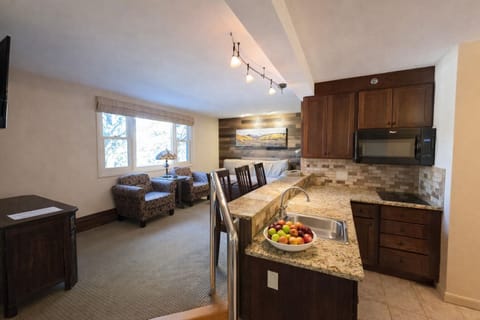 Deluxe Suite | Private kitchen | Mini-fridge, microwave, stovetop, coffee/tea maker