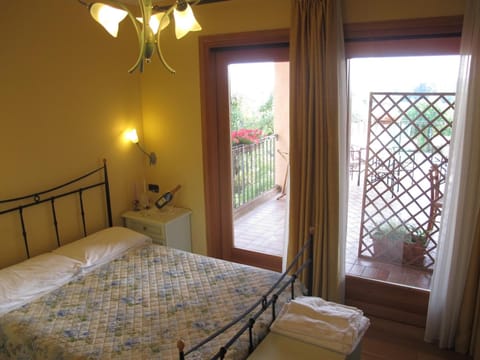 Frette Italian sheets, premium bedding, minibar, desk