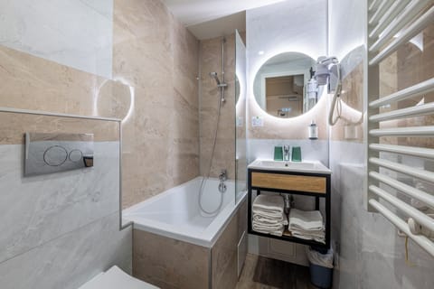 Classic Twin Room | Bathroom | Shower, free toiletries, hair dryer, towels