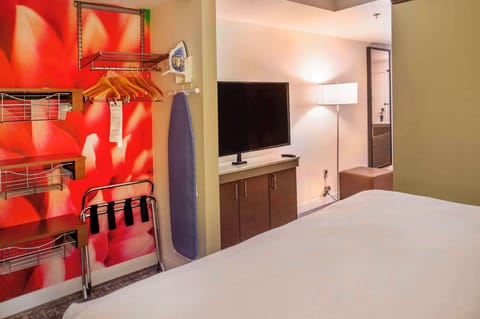 Junior Suite, One King Bed, Non-Smoking | Pillowtop beds, in-room safe, desk, blackout drapes