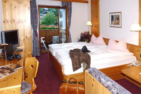 Hypo-allergenic bedding, down comforters, in-room safe