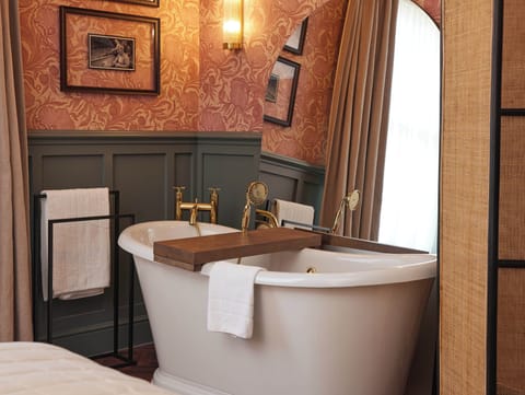 Deluxe Double Room | Bathroom | Shower, free toiletries, hair dryer, towels