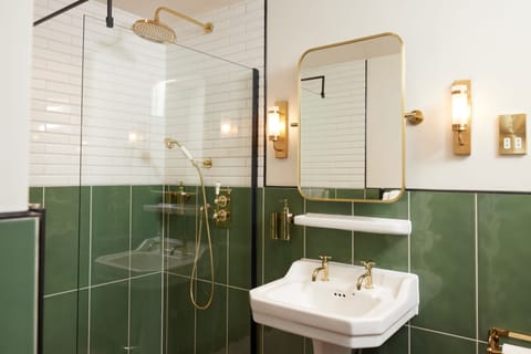 Double Room | Bathroom | Shower, free toiletries, hair dryer, towels