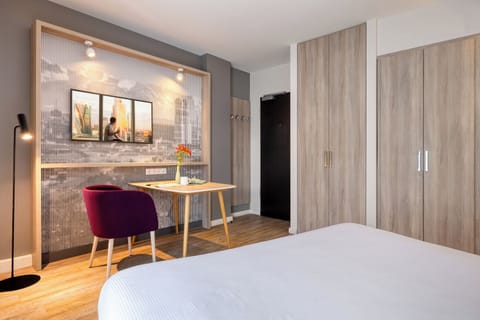 Classic Room | Hypo-allergenic bedding, in-room safe, desk, blackout drapes