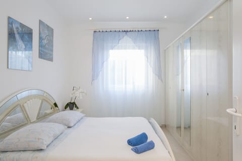 Apartment Domgoj, 1 Bedrooms, Terrace | Bathroom | Shower, free toiletries, hair dryer, towels