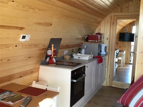 Pod | Private kitchenette | Full-size fridge, microwave, oven, stovetop